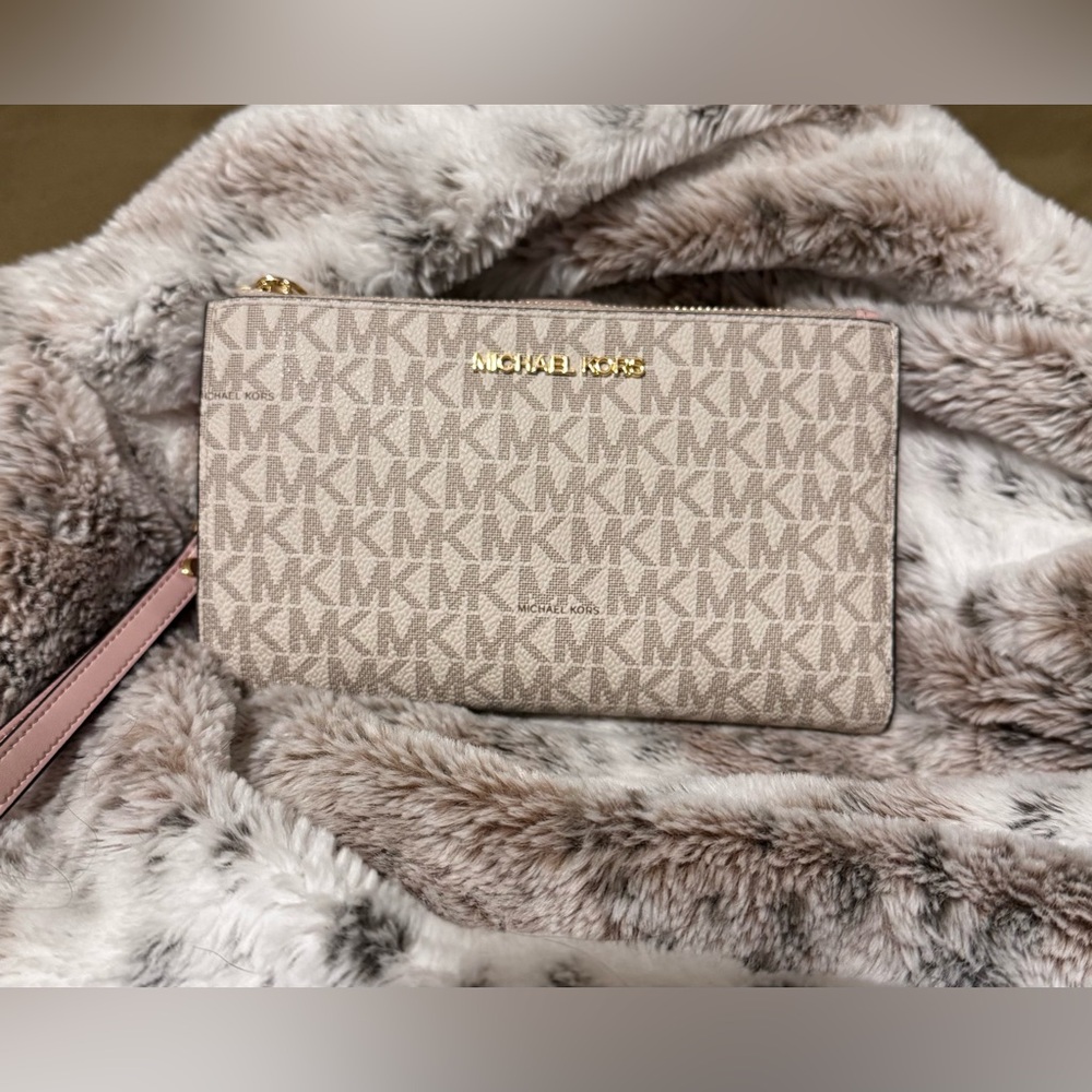 Michael Kors Jet Set Travel Signature Logo Smartphone Wallet